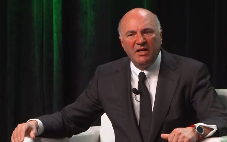 Porträt des Investors Kevin O'Leary vor einem stilisierten Bitcoin-Kurschart