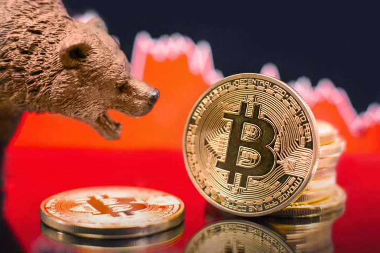 Ein roter Abwärtspfeil über einem fallenden Bitcoin-Kurs-Chart