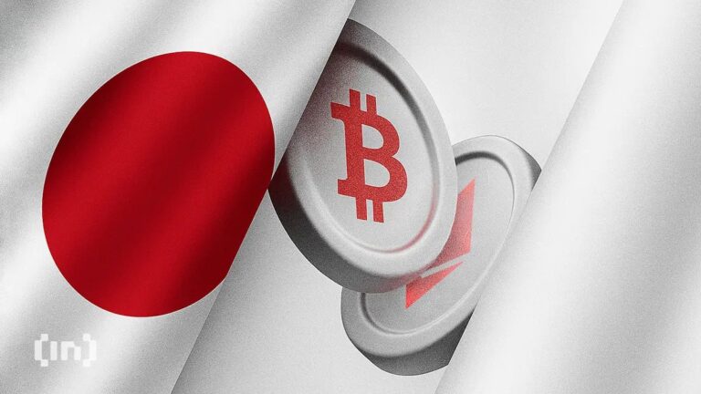 Bitcoin-Münze vor einem fallenden Kurs-Chart und der japanischen Flagge