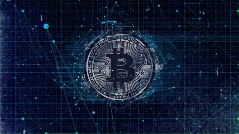 Roter nach unten zeigender Pfeil über einem Bitcoin-Kurschart