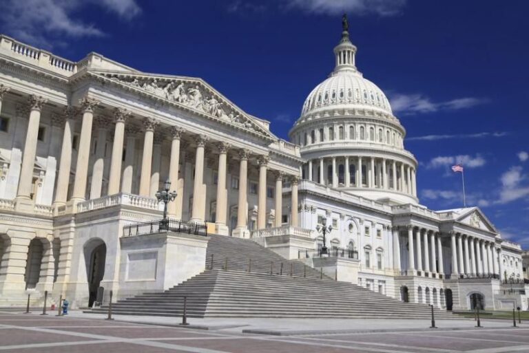 US-Kapitol im Hintergrund mit einem steigenden Bitcoin-Kurs-Chart im Vordergrund