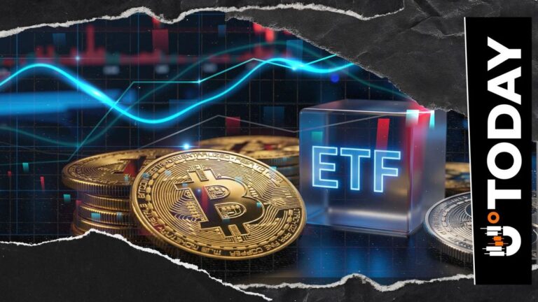 Ein abwärtsgerichteter roter Kurs-Chart hinter einer physischen Bitcoin-Münze
