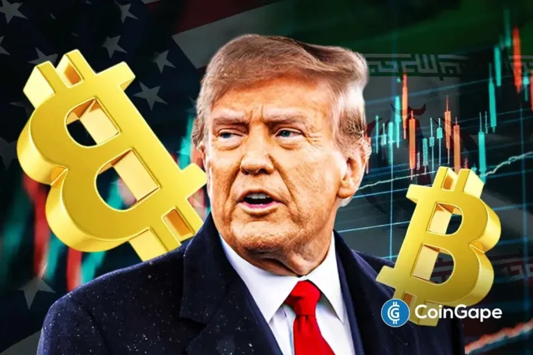 Physische Bitcoin-Münze vor einem ansteigenden Kurs-Chart und globaler Weltkarte