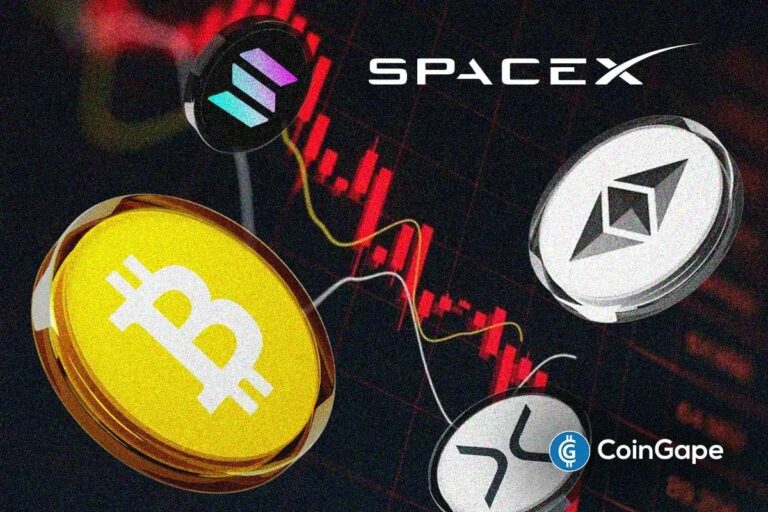 Ein roter Kurs-Chart mit einem abwärts gerichteten Pfeil neben einer physischen Bitcoin-Münze.