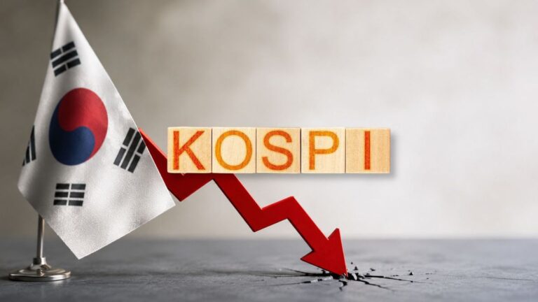 Kurs-Chart mit fallenden roten Kerzen neben einer südkoreanischen Flagge und Bitcoin-Münzen
