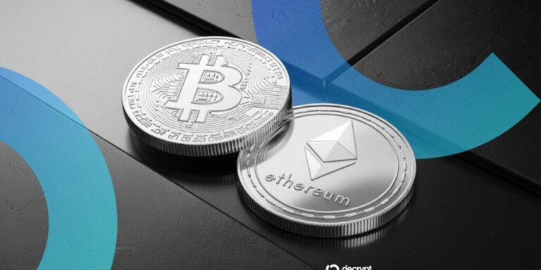 Roter Kurs-Chart mit fallenden Pfeilen vor einer physischen Bitcoin-Münze und dem Ethereum-Logo.