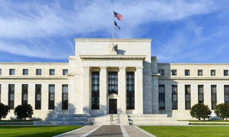 Das Gebäude der US-Notenbank Federal Reserve in Washington D.C. neben einem Krypto-Chart.