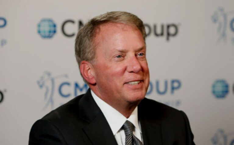 Portrait des CME-Chefs Terry Duffy vor einem fallenden Kurs-Chart mit Bitcoin-Symbolen