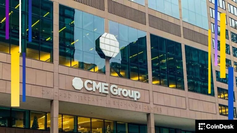 Logo der CME Group vor einem verschwommenen Bitcoin-Kurs-Chart