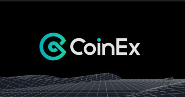 Krypto-Wallet auf einem Smartphone vor dem beleuchteten Logo der Börse CoinEx
