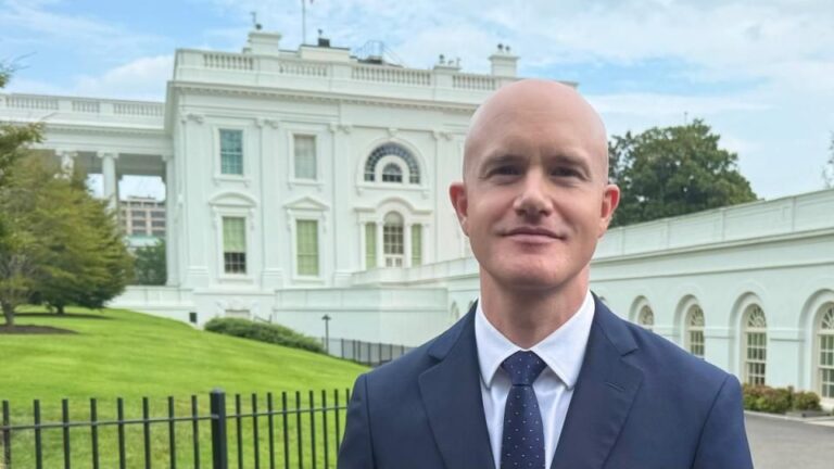 Coinbase CEO Brian Armstrong neben einer Krypto-Kreditkarte und Tether-Logo