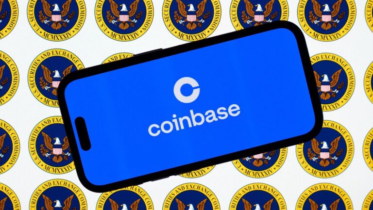 Brian Armstrong, CEO von Coinbase, vor einem Kurs-Chart für Krypto-Derivate