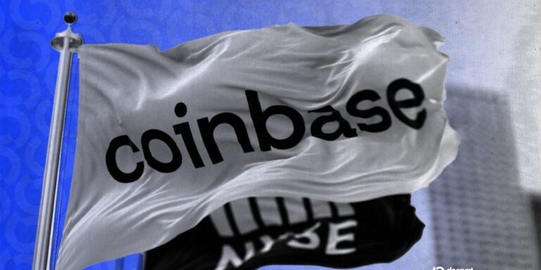 Roter Abwärtspfeil über dem Coinbase-Logo neben einer physischen Bitcoin-Münze