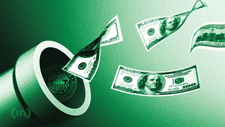 Rote Kurskerzen vor dem Logo der US-Notenbank Federal Reserve und einer Bitcoin-Münze