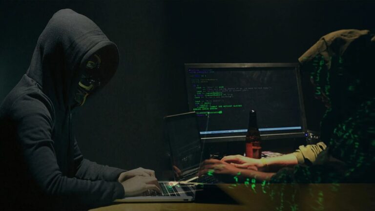 Dunkle Hacker-Silhouette vor einem leuchtenden Ethereum-Logo und komplexem Computercode