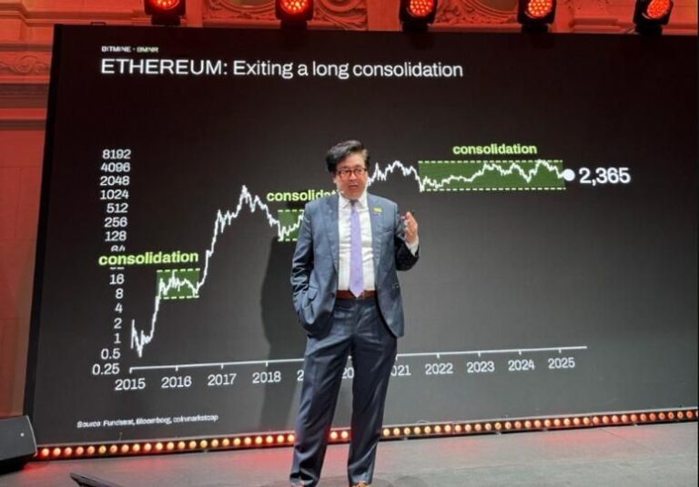 Eine Ethereum-Münze auf einem Kurs-Chart mit einem extrem nach oben zeigenden Pfeil
