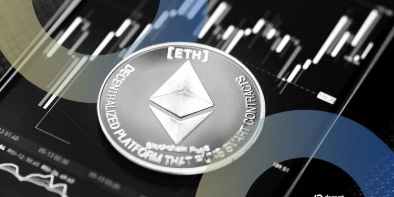 Roter absteigender Kurs-Chart vor dem Hintergrund einer physischen Ethereum-Münze
