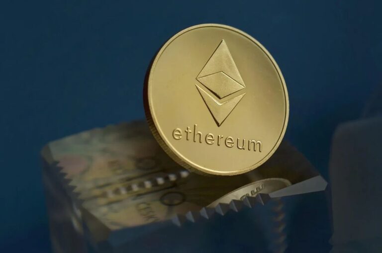 Eine Ethereum-Münze auf einem beleuchteten Mainboard, das Blockchain-Technologie und Netzwerk-Upgrades symbolisiert