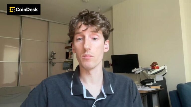 Eine physische Ethereum-Münze auf einem abstrakten, vernetzten Hintergrund