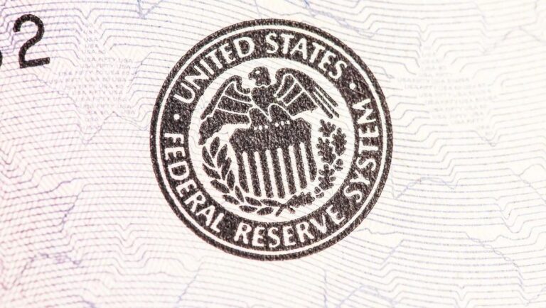 Kraken Logo neben einer Bitcoin-Münze und dem Schriftzug der US-Behörde CFTC