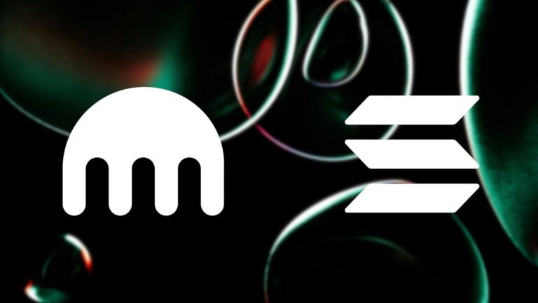 Smartphone mit der Kraken-App neben einer physischen Solana-Münze auf einem Trading-Chart