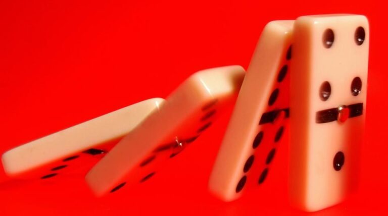 Roter fallender Kurs-Chart vor verschwommenen Logos von Bitcoin, Ethereum und XRP