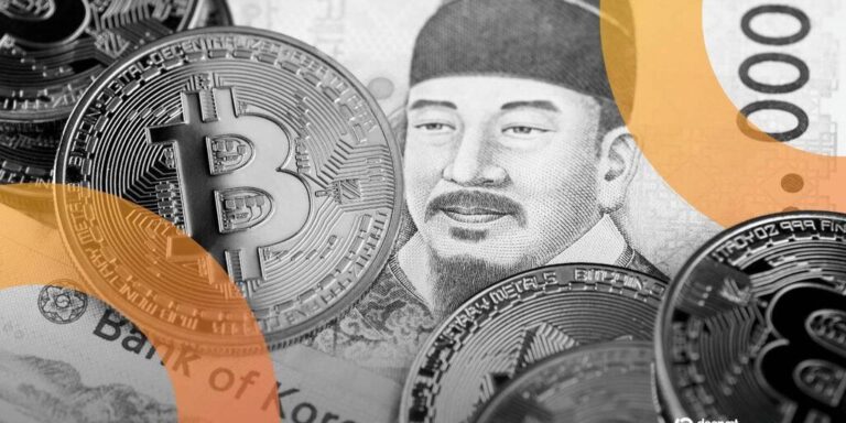 Südkoreanische und amerikanische Flaggen neben einem physischen Bitcoin und Justitia-Waage
