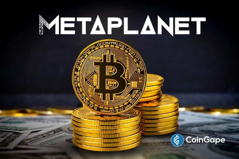 Bitcoin-Münze und japanische Yen-Banknoten neben einem ansteigenden Kurs-Chart