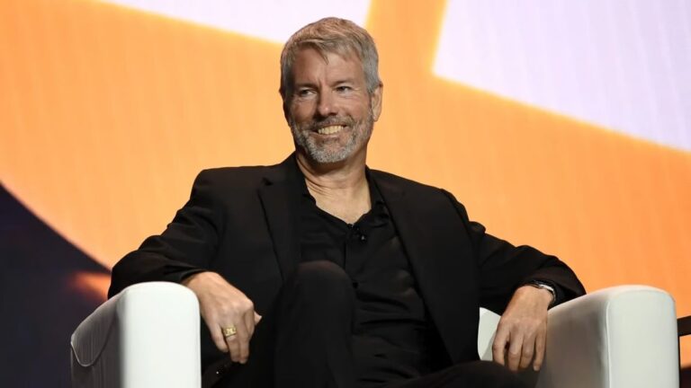 Michael Saylor spricht auf einer Bühne über die Bitcoin-Strategie von MicroStrategy.