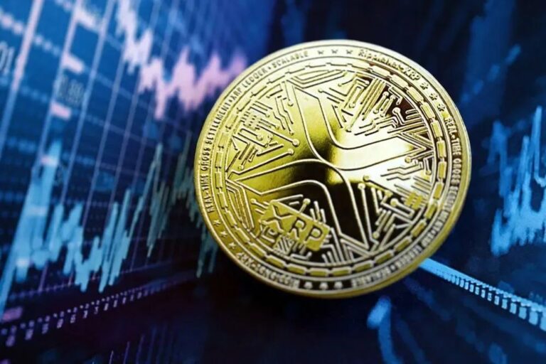 Physische XRP-Münze vor einem US-Regierungsgebäude, umgeben von leuchtenden digitalen Blockchain-Datenströmen.