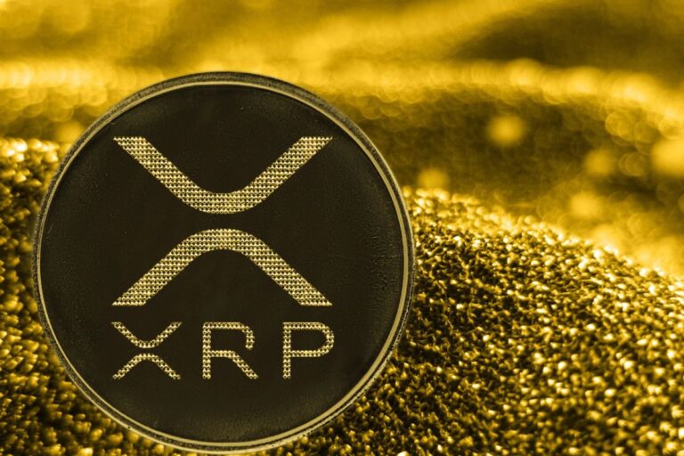 Silberne XRP-Münze vor einem unscharfen, bläulichen Kurs-Chart im Hintergrund