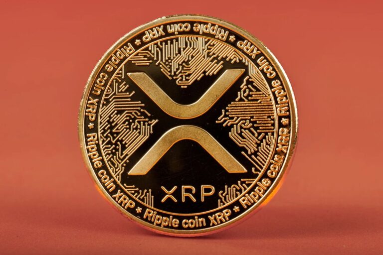 Ein leuchtendes XRP-Logo neben einem digitalen Schloss auf dunklem Hintergrund
