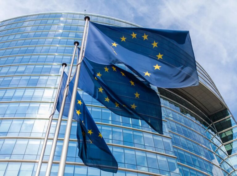 Das Logo von Ripple über einer stilisierten Europakarte mit Netzwerklinien