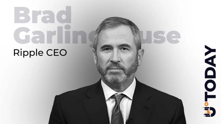 Ripple-CEO Brad Garlinghouse spricht vor einem aufsteigenden Finanzchart