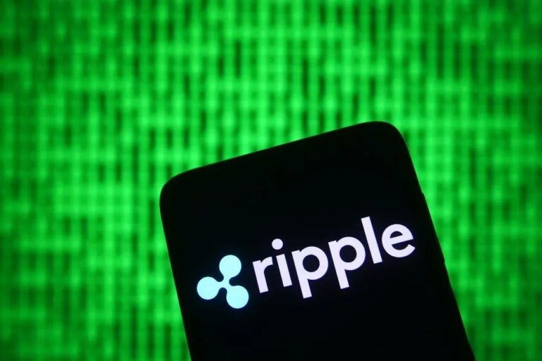 Ripple-Logo und XRP-Münze im Kontext von institutionellen Finanzcharts und Symbolen der Wall Street.