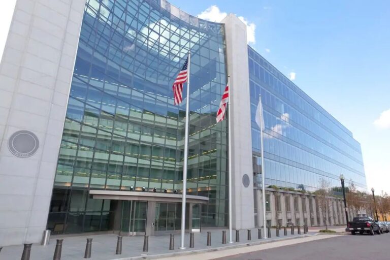 Porträt von SEC-Kommissarin Hester Peirce vor dem Logo der US-Börsenaufsicht