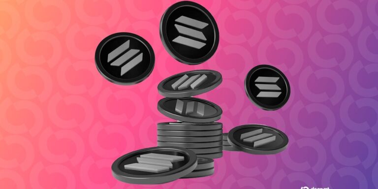 Pokerchips mit Solana-Logo neben Spielkarten auf einem grünen Pokertisch