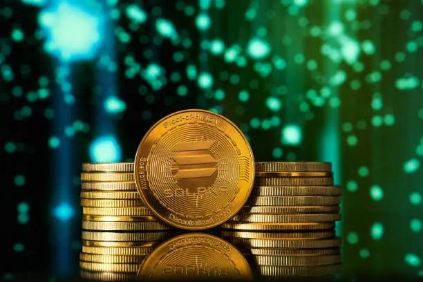 Ein Smartphone mit einer Banking-App vor einem digitalen Solana-Coin und globalen Vernetzungslinien