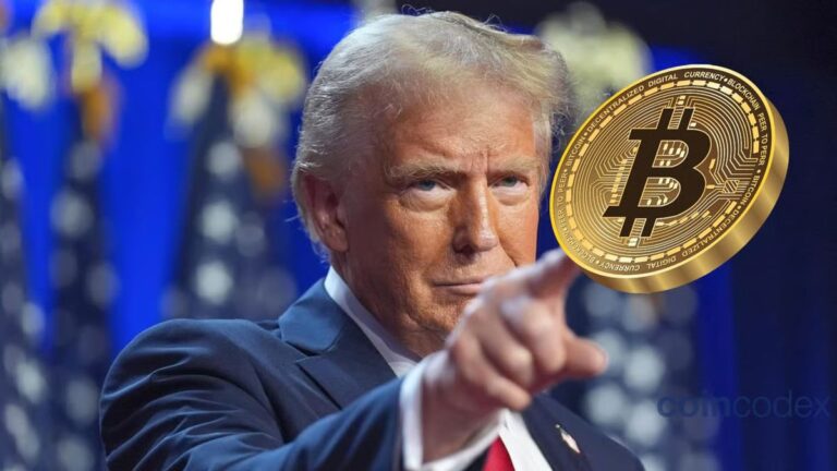 Physische Bitcoin-Münze neben einem Porträt von Donald Trump vor einem fallenden roten Kurs-Chart