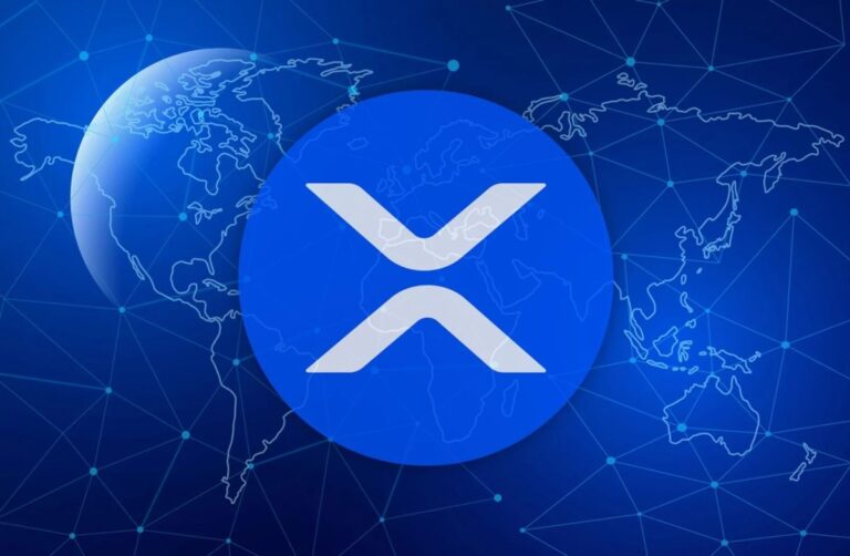 Physische XRP-Münze vor einem rot gefärbten fallenden Kurs-Chart im Hintergrund