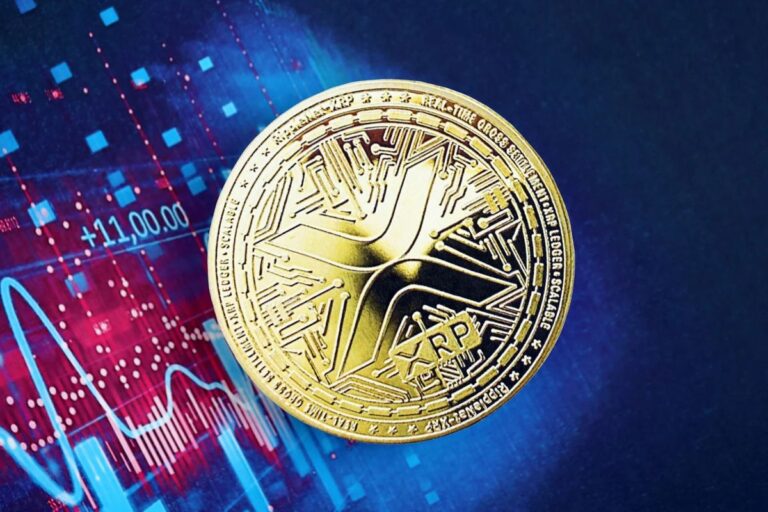 Physische XRP-Münze liegt auf einem ansteigenden Kurs-Chart neben Wachstums-Indikatoren.