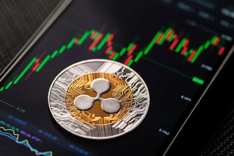 Ein Kurs-Chart im Hintergrund mit einer glänzenden XRP-Münze, die sich gegen einen fallenden Trend behauptet