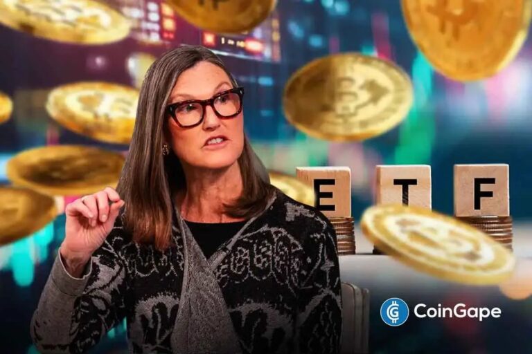 Cathie Wood von ARK Invest neben den Logos von Solana und Ethereum auf einem digitalen Finanz-Hintergrund