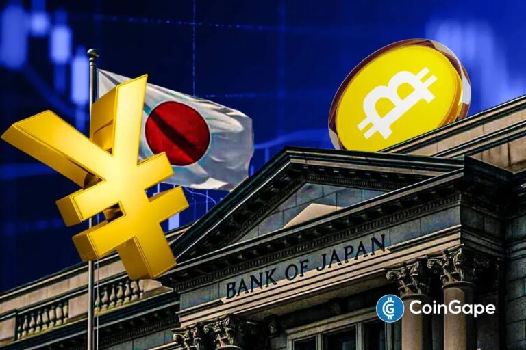 Zwei geteilte Bildhälften mit dem Logo der Bank of Japan und einer Bitcoin-Münze vor einem absteigenden Kurs-Chart