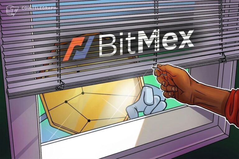 Das Logo der Krypto-Börse BitMEX auf einem Bildschirm neben einem Bitcoin-Kurs-Chart