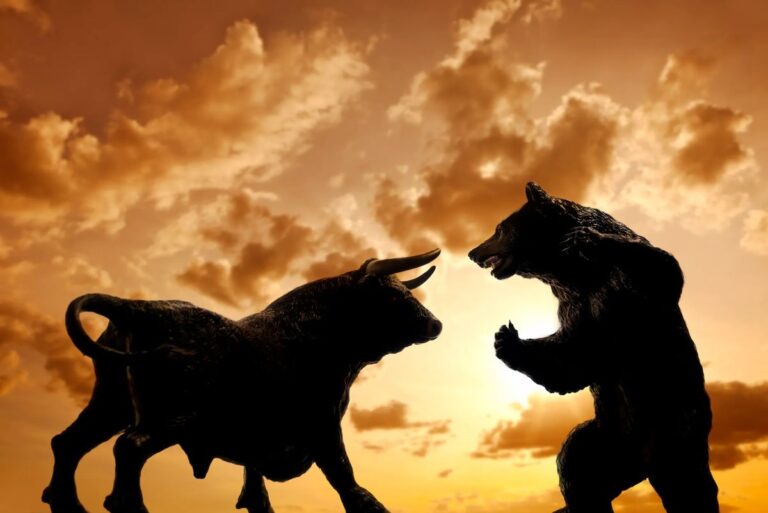 Physische Bitcoin- und USDC-Münzen vor einem verschwommenen Trading-Chart im Hintergrund