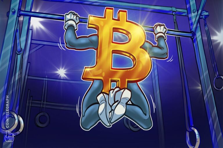 Eine goldene Bitcoin-Münze liegt auf einem digitalen Kurs-Chart mit roten und grünen Kerzen.