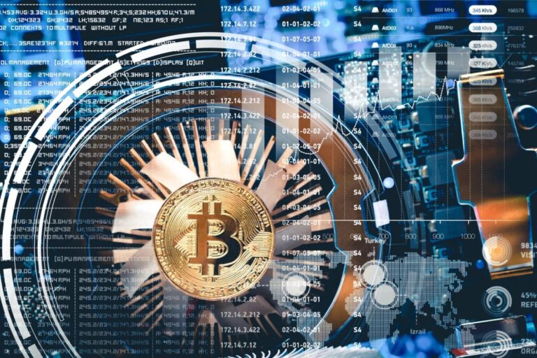 Ein leuchtendes Bitcoin-Logo auf einem Computermonitor mit Code-Zeilen im Hintergrund, was Software-Entwicklung symbolisiert.