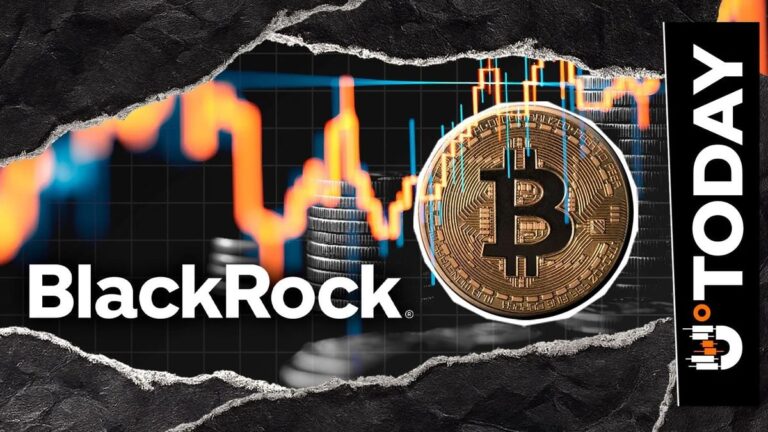 Ein physischer Bitcoin liegt auf US-Dollar-Banknoten vor dem Logo des Unternehmens BlackRock