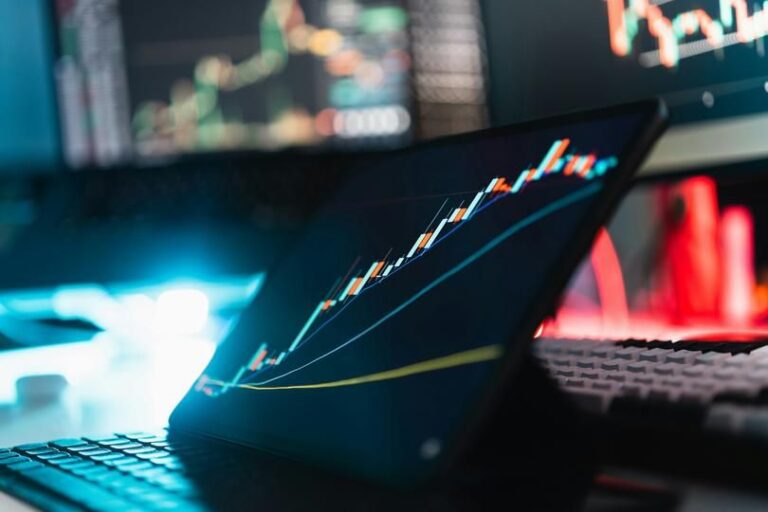 Aufsteigender grüner Kurs-Chart hinter einer leuchtenden Bitcoin-Münze